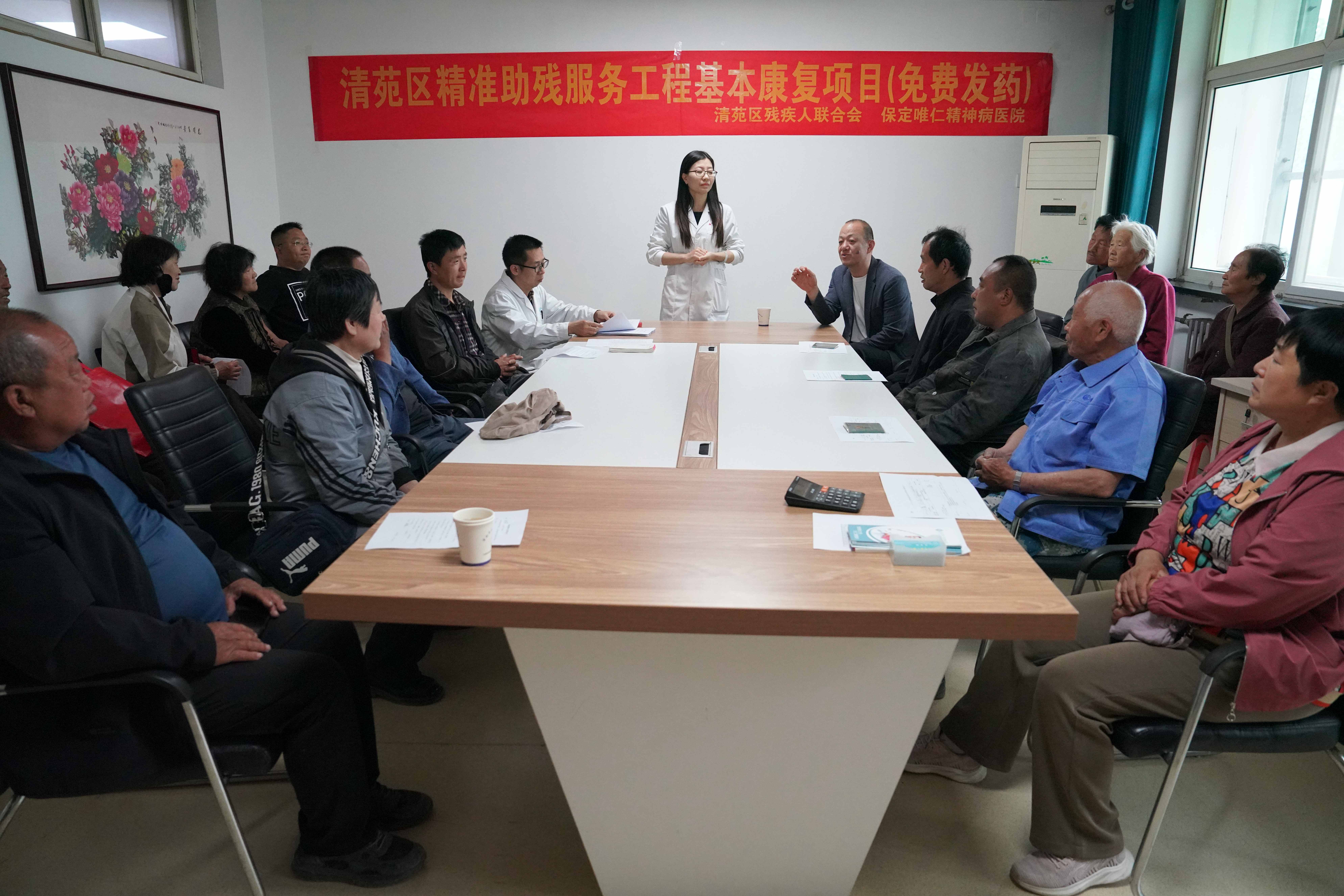 保定清苑：精準助殘 免費發藥暖民心_fororder_清苑區殘聯工作人員為有服藥需求的精神障礙患者家屬講解精準助殘服務工程基本康復項目免費發藥政策。攝影 王磊
