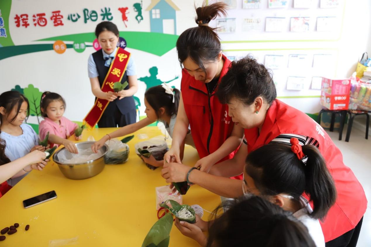 河北青縣：端午裹粽傳溫情 家風共讀育文明_fororder_圖片 2