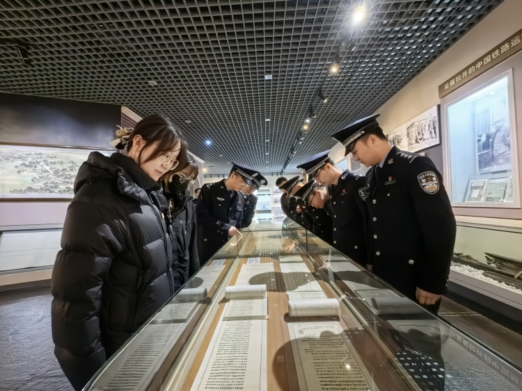 探尋開灤精神足跡，踐行兩會使命擔當：唐山邊檢站與海港六中開展聯合黨日活動_fororder_微信圖片_20250319145320