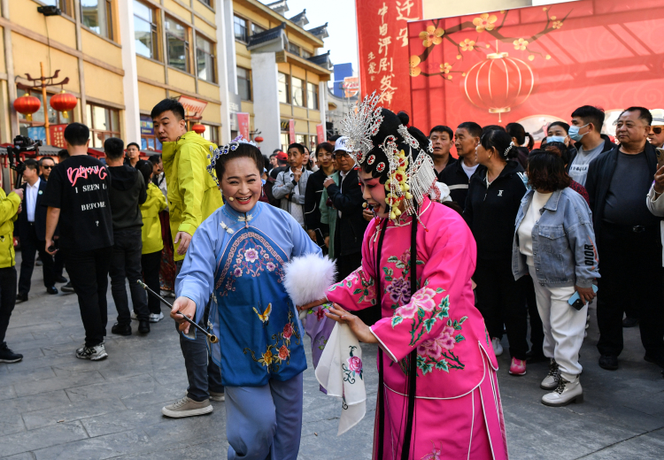2025年首屆長城文化和旅遊融合發展大會在河北遷安舉辦_fororder_圖為長城非遺展演展示活動“傳承·煥新——遷安非遺情景藝術匯”。陳儒 攝