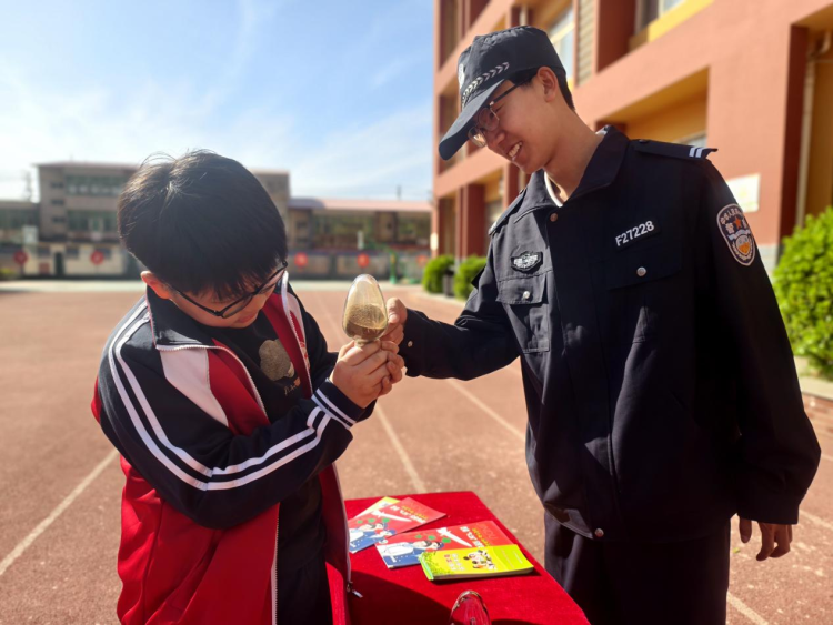 河北泊頭校園吹響禁毒“集結號” 共築青春“防毒墻”_fororder_圖片3