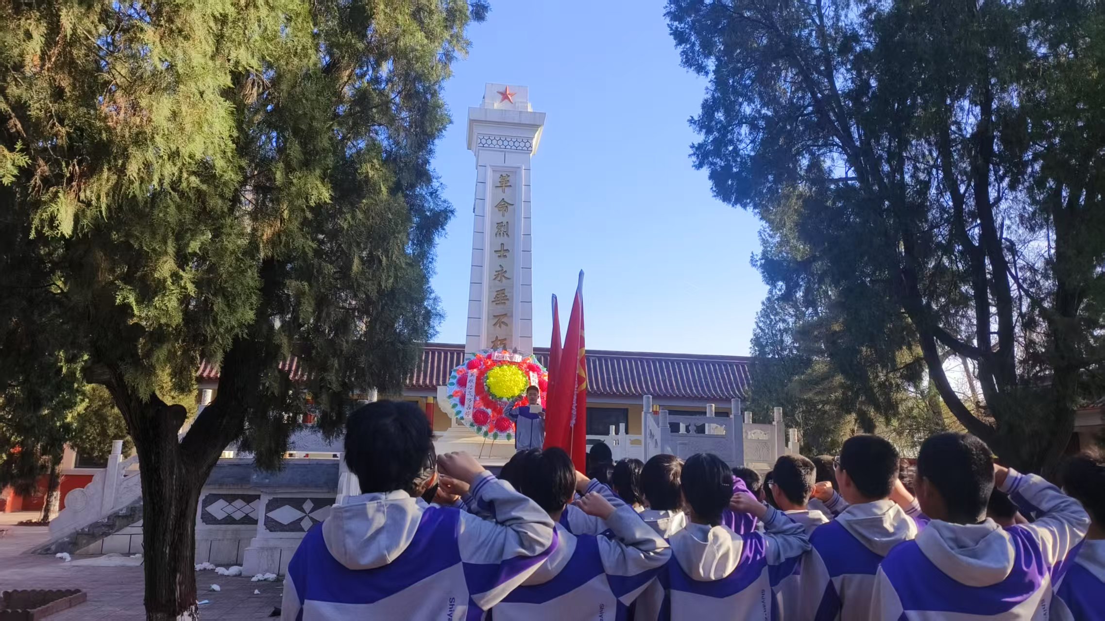 河北安國組織開展清明主題紀念活動_fororder_圖為安國市實驗中學學生在烈士紀念碑前莊嚴宣誓  胡亞芹攝