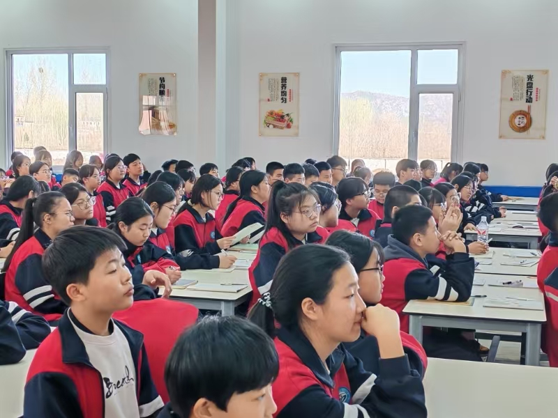 保定市滿城區：法制宣傳進校園  安全意識記心間_fororder_學生認真學習、記錄 攝影 王海濤