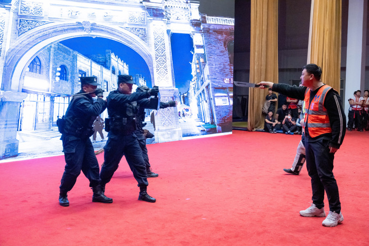 “致敬人民衛士 共築時代榮光”蓮池區公安分局慶祝第六個中國人民警察節暨榮譽儀式_fororder_圖片二：抓捕演練情景劇表演。（劉昊隆攝）