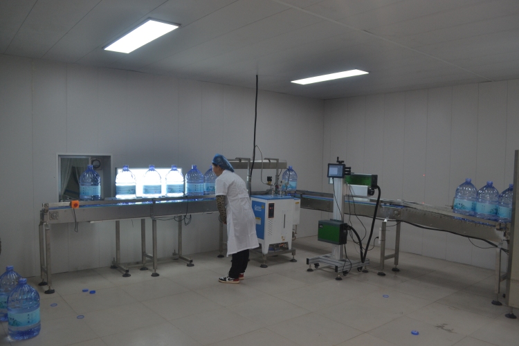 河北阜平：山泉水變身“致富水”_fororder_水廠工人對每一道工序都嚴格把關。郄青娟 攝.JPG