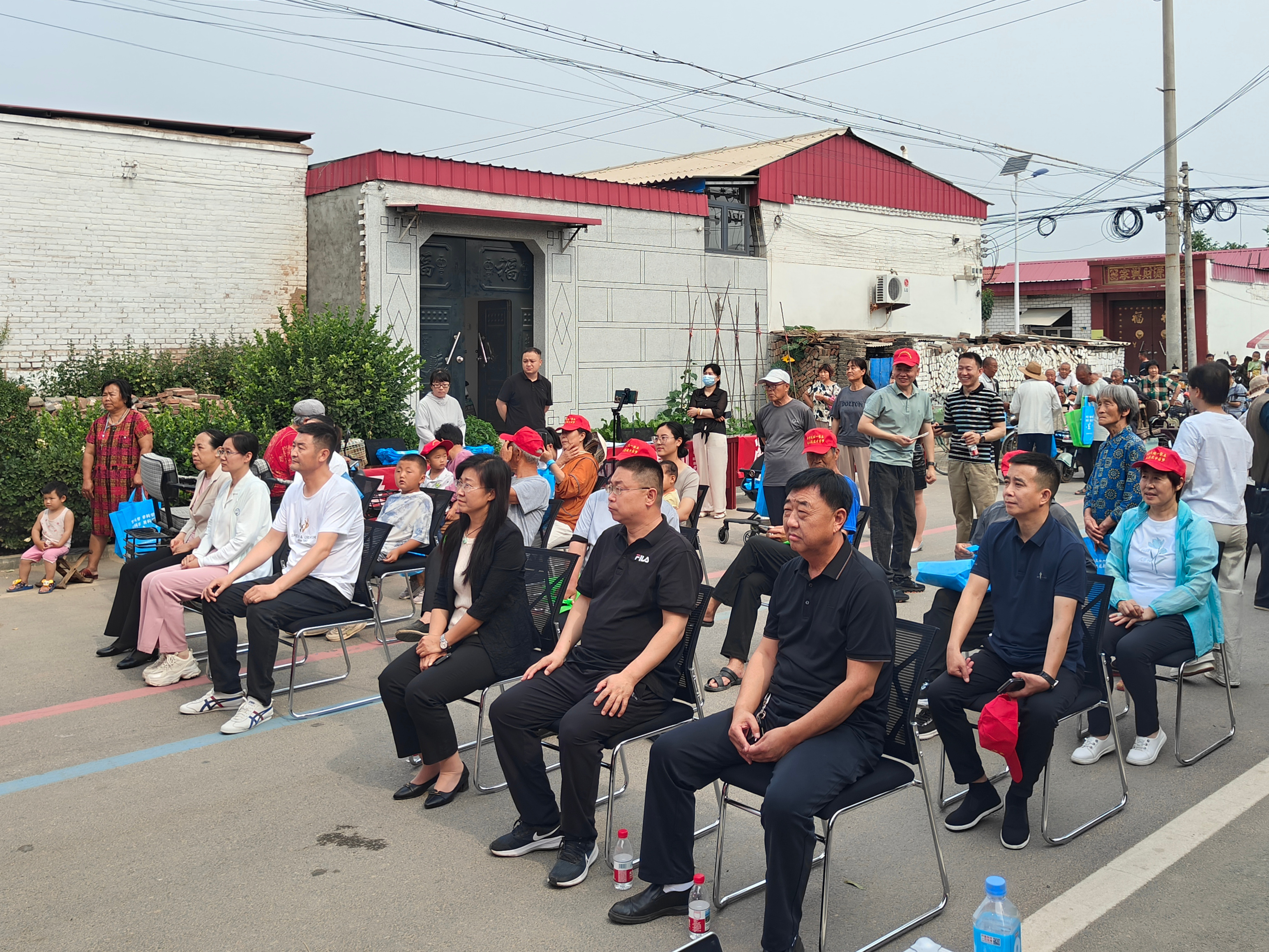 河北唐縣：開展2025年文化科技衛生 “三下鄉”活動_fororder_活動現場，群眾正在觀看演出中。李斌華攝
