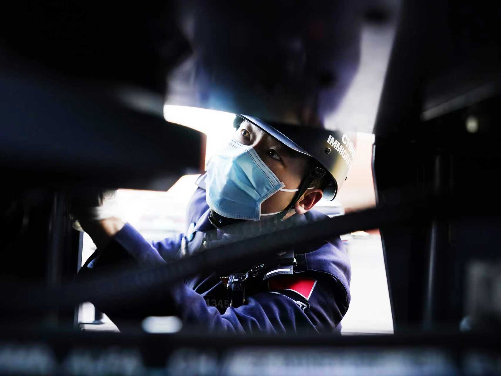 寒潮裏的“通關暖流”——唐山邊檢站讓“一帶一路”跨境運輸貨物不“降溫”_fororder_3f26eb73e40422115050afd25e15b17f