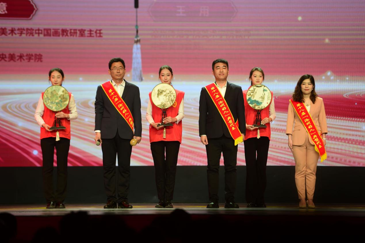 河北滄州：凡人善舉耀獅城 致敬身邊好人_fororder_三位敬業奉獻“滄州好人”典型代表獲贈“道德傳家寶”  攝影 傅新春