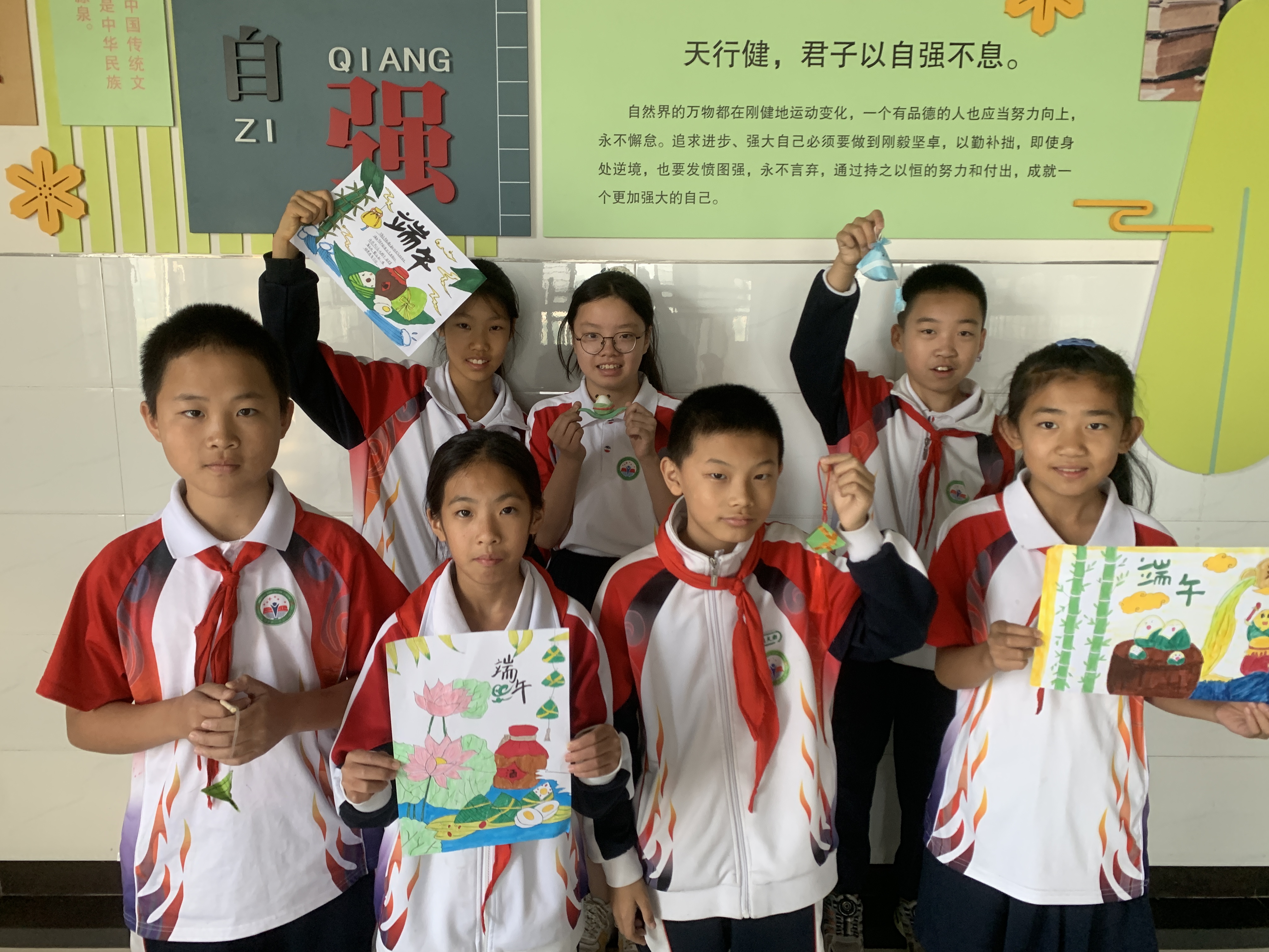 河北安國：粽葉飄香迎端午  多彩實踐潤童心_fororder_孩子們展示自製的繪畫及手工作品  王媛攝