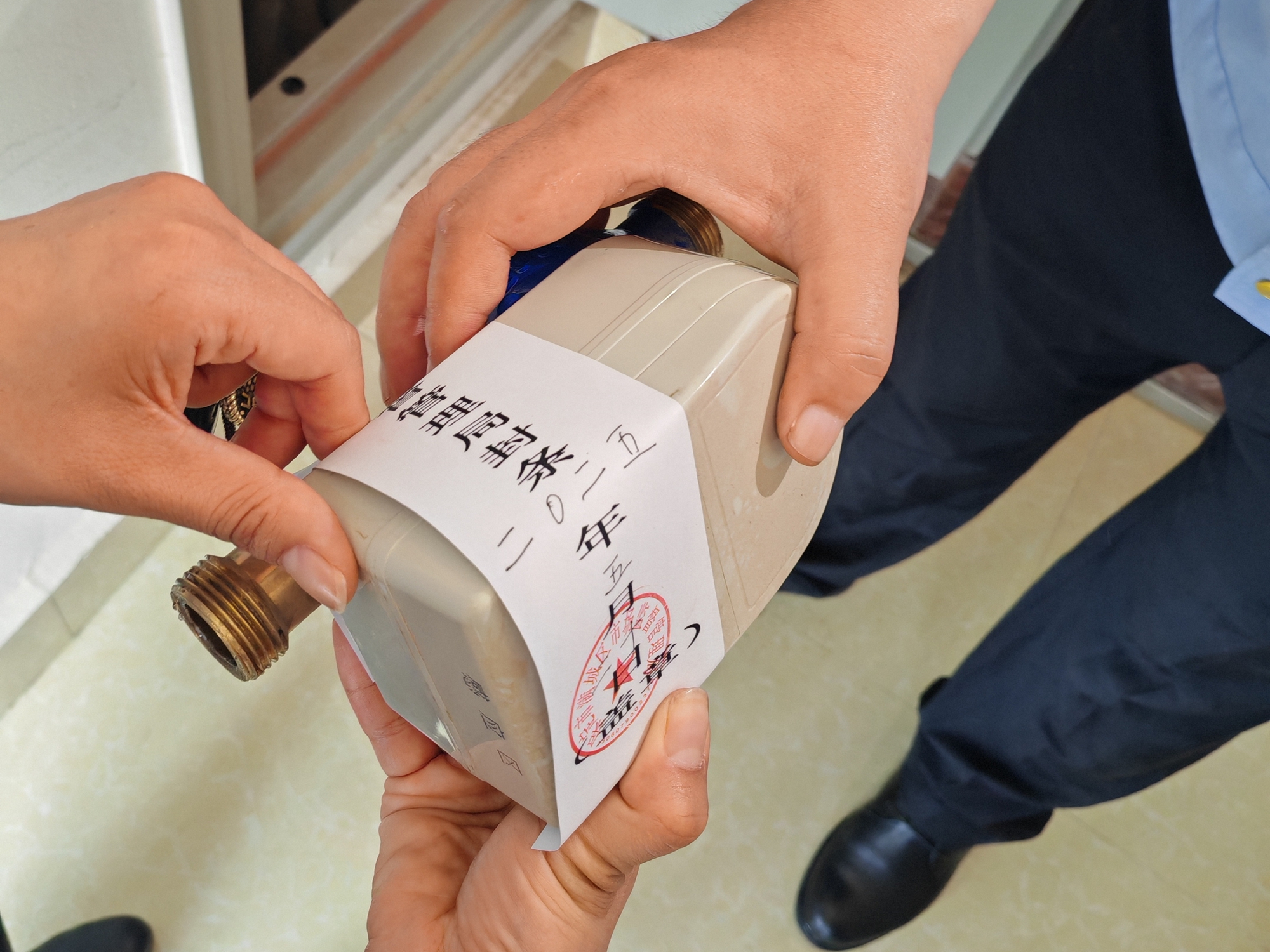 保定市滿城區開展居民水電氣專項整治“你抽我檢”行動_fororder_滿城區市場監督管理局工作人員拆表封存 攝影 劉鑫宇