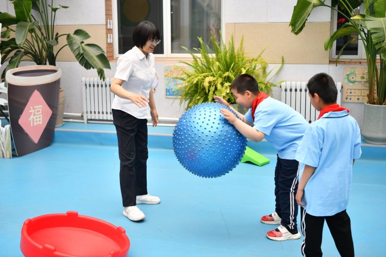 河北遷安：暖心慰問殘運健兒 用愛撐起希望藍天_fororder_輔導殘疾孩子康復訓練。張澤慧  攝