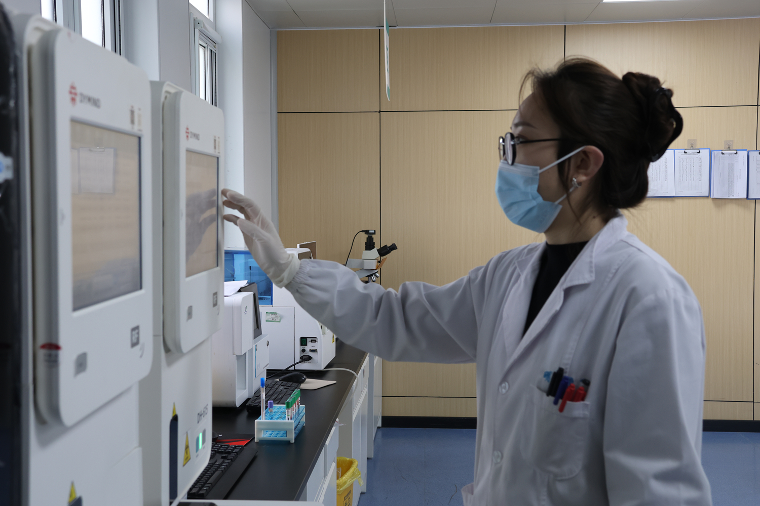 圖片默認標題_fororder_工作人員操作技術設備 攝影 張晗