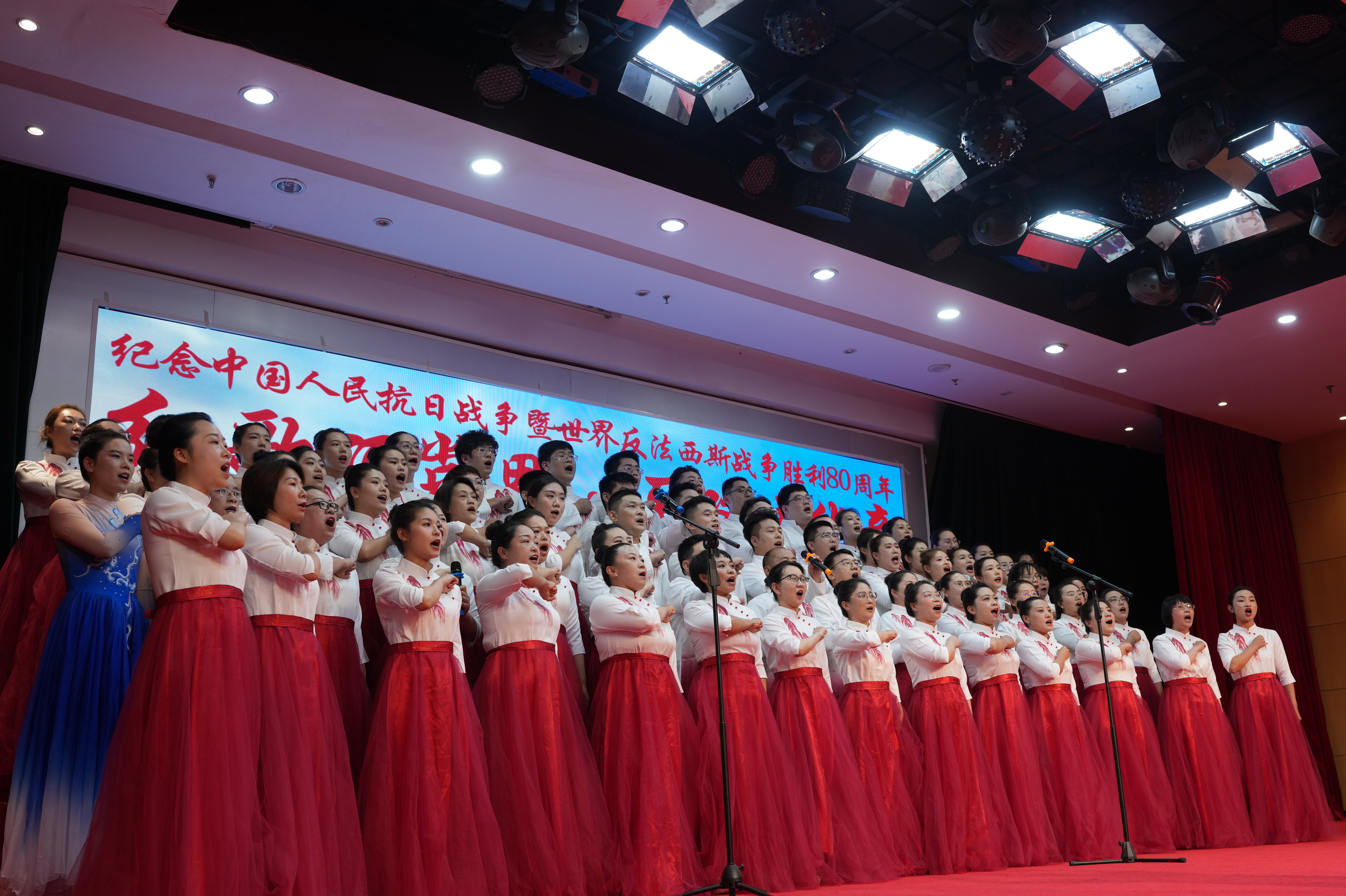 河北遷安：醫護人員唱響愛國最強音_fororder_圖為遷安市人民醫院醫療集團醫護人員正在演唱《我愛你中國》。張澤慧攝.JPG