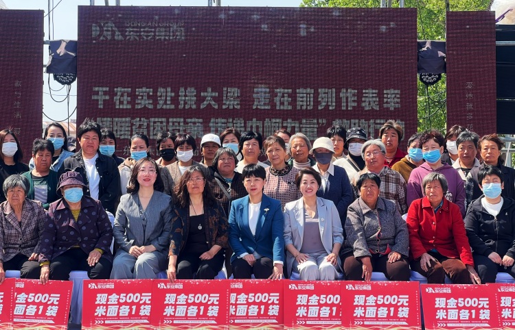 遷安市為貧困母親發放救助物資近3萬元_fororder_5月10日，遷安市開展“情暖貧困母親，傳遞巾幗力量”救助行動，揣麗麗 攝