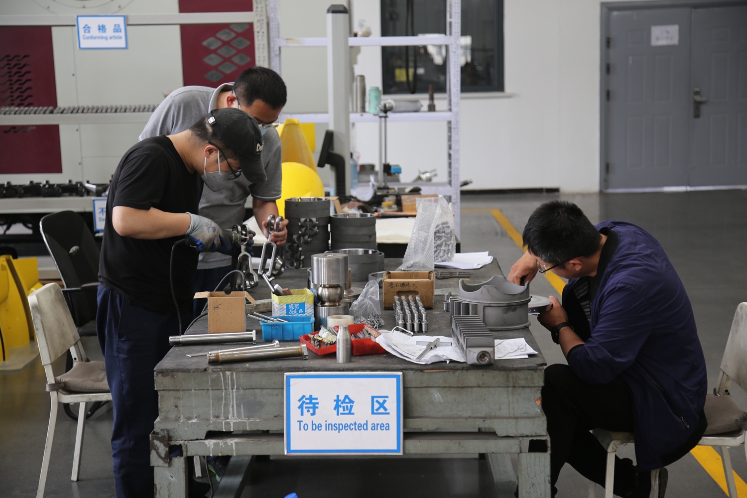 保定市滿城區：匠心鑄葉片 創新贏未來_fororder_質檢人員認真地對産品進行檢測 攝影 張辰澤.JPG
