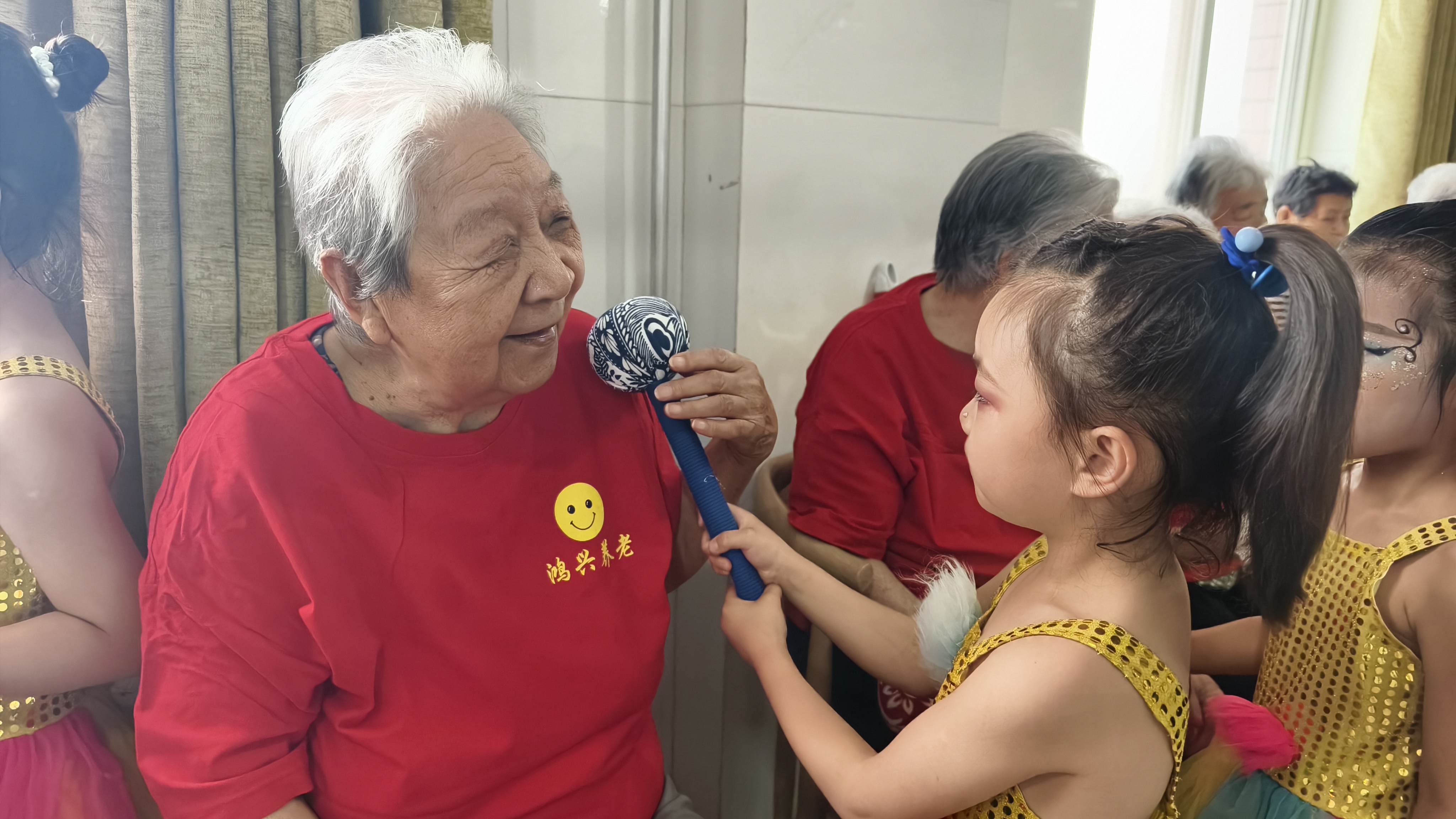 保定市滿城區：童手牽白髮 共話同心圓_fororder_ 小朋友與老人親切互動 攝影 劉俊敏