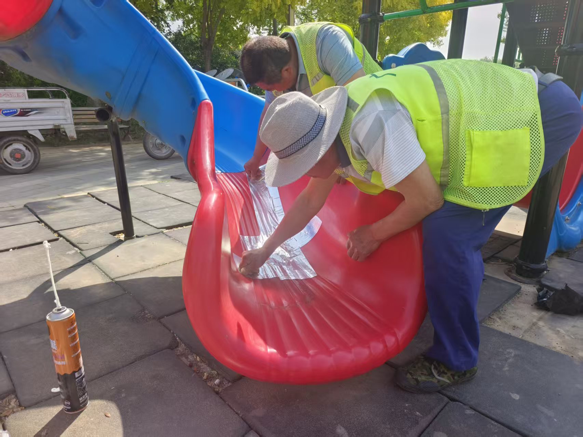 圖片默認標題_fororder_工作人員對兒童遊樂設施進行維護 攝影 王濟