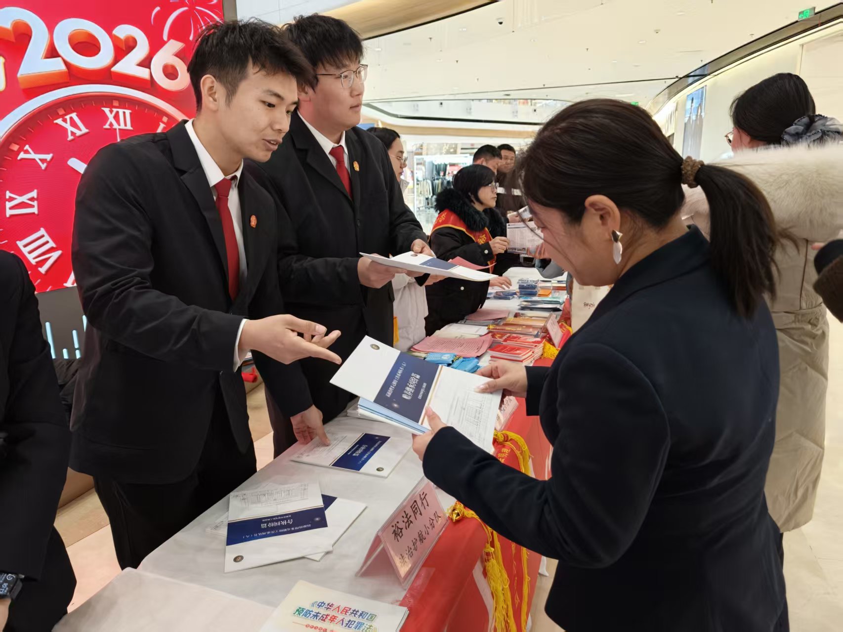 法治集市鬧新春！裕華區司法局聯合多部門攜新治安管理處罰法“擺攤送福”_fororder_微信圖片_2026-01-21_160807_746