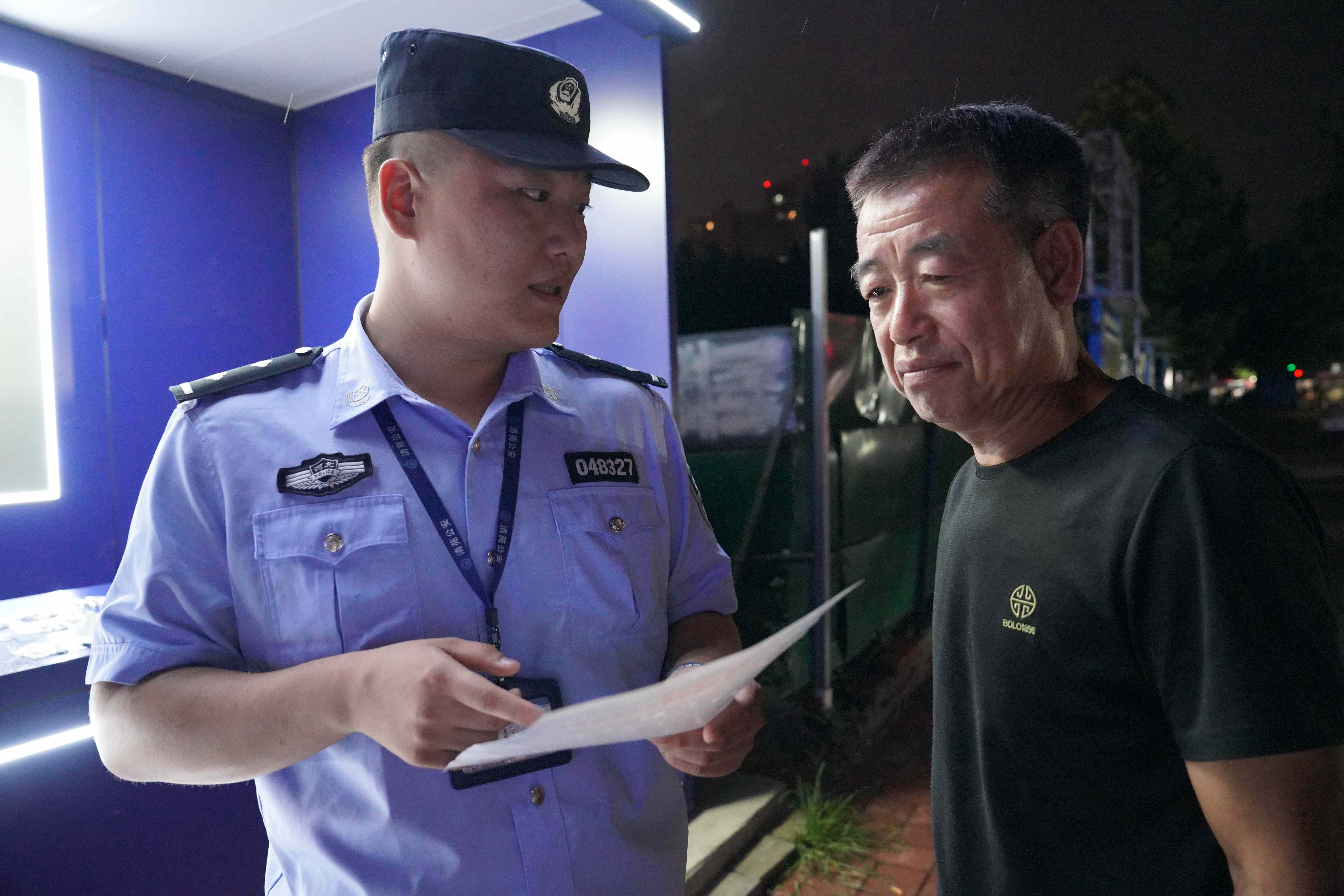 保定清苑：創新普法陣地 服務百姓零距離_fororder_民警為市民講解交通安全知識。攝影 王磊