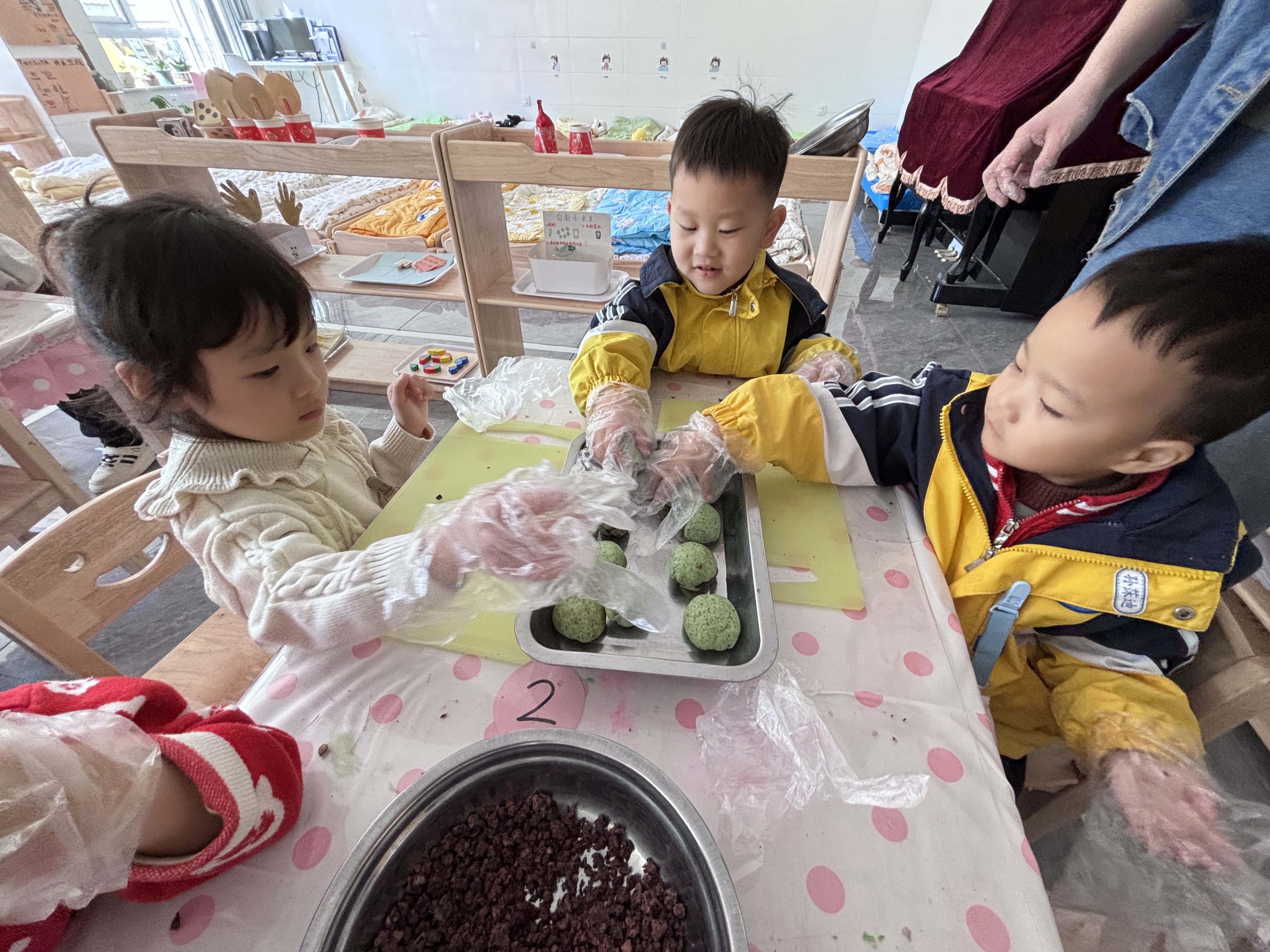 河北安國組織開展清明主題紀念活動_fororder_圖為幼兒正在製作青糰  趙文軒攝