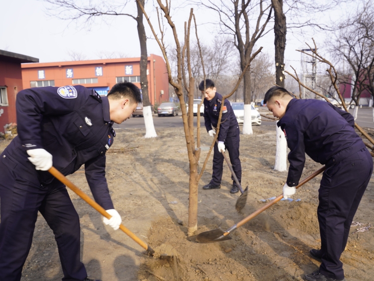 “警企共植生態林 邊檢添綠護港城”  ——唐山邊檢站聯合駐地企業開展義務植樹活動_fororder_e5211c5ace7a1b5af69820b03ac4f3d