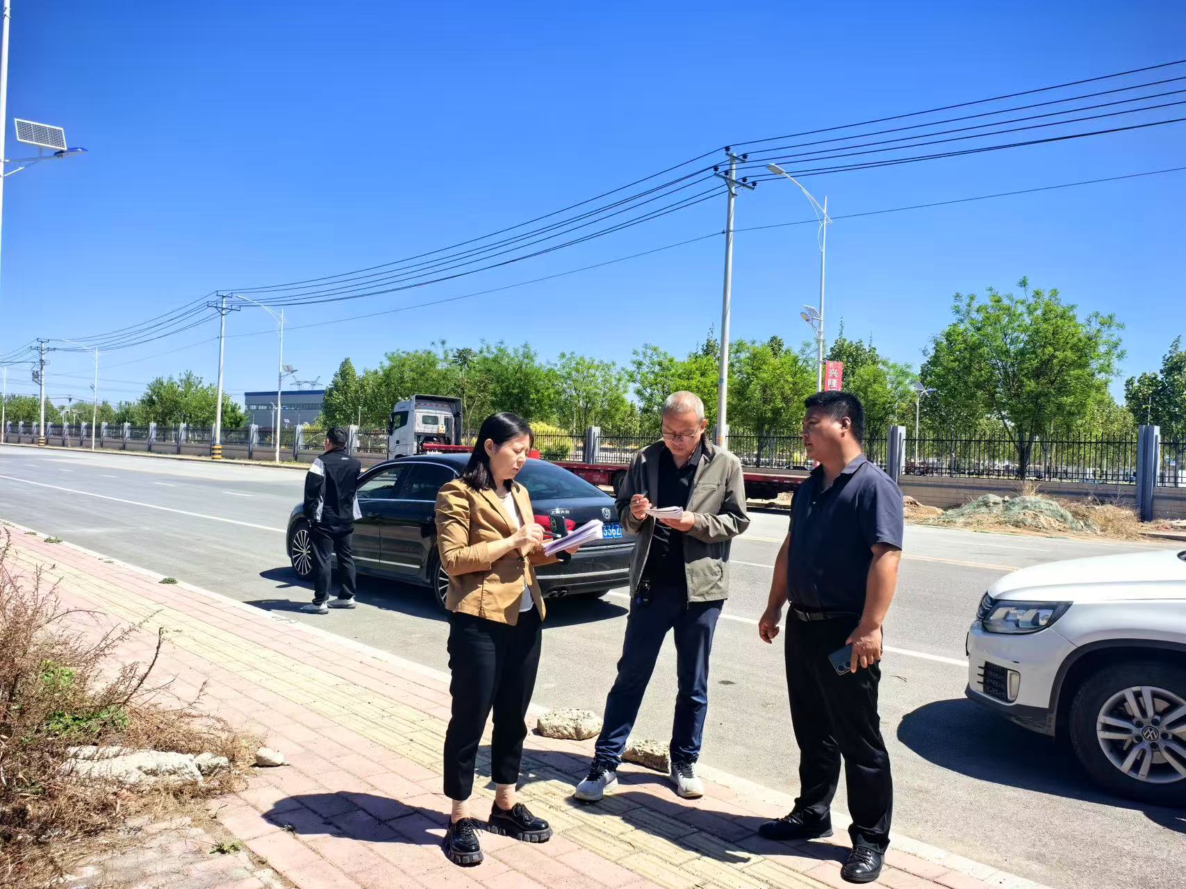 保定市滿城區：巡察賦能促發展 營商環境再升級_fororder_巡察組深入實地調研 攝影 周潔