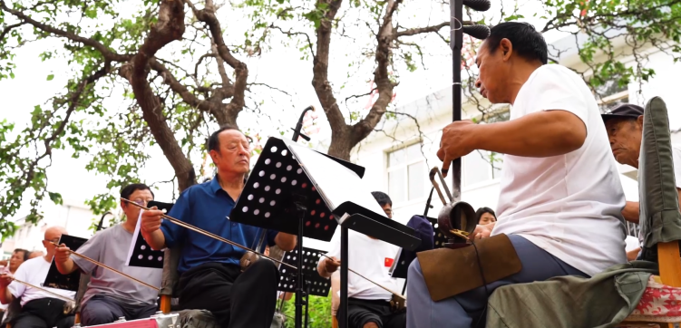 河北遷安:“紅色戲曲” 頌黨恩 唱響愛黨愛國主旋律_fororder_遷安市馬蘭莊鎮戲曲愛好者為群眾進行戲曲演出。李偉 攝