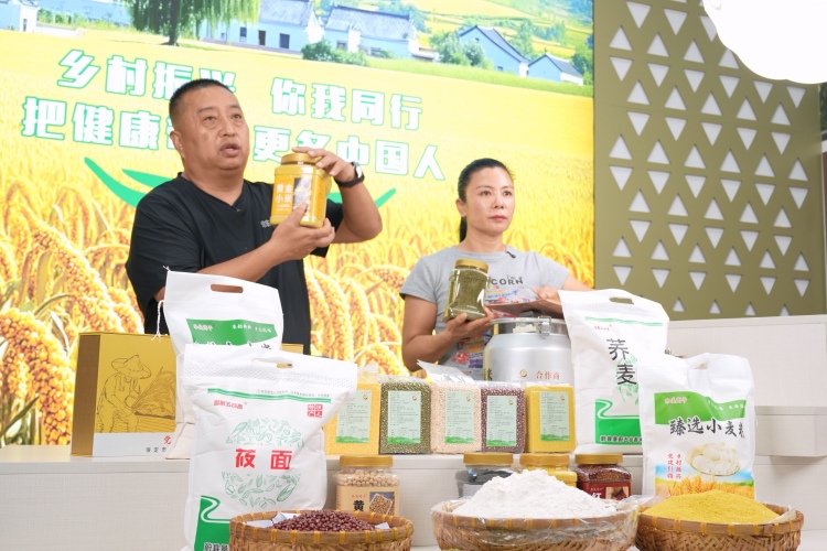 保定市徐水區：群眾有事找支部 幹部服務有溫度_fororder_直播帶貨+傾聽民聲，商平莊村黨支部發展、惠民兩促進。劉柯旋 攝