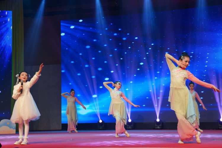 圖片默認標題_fororder_歌伴舞《雨花石》。攝影 王磊