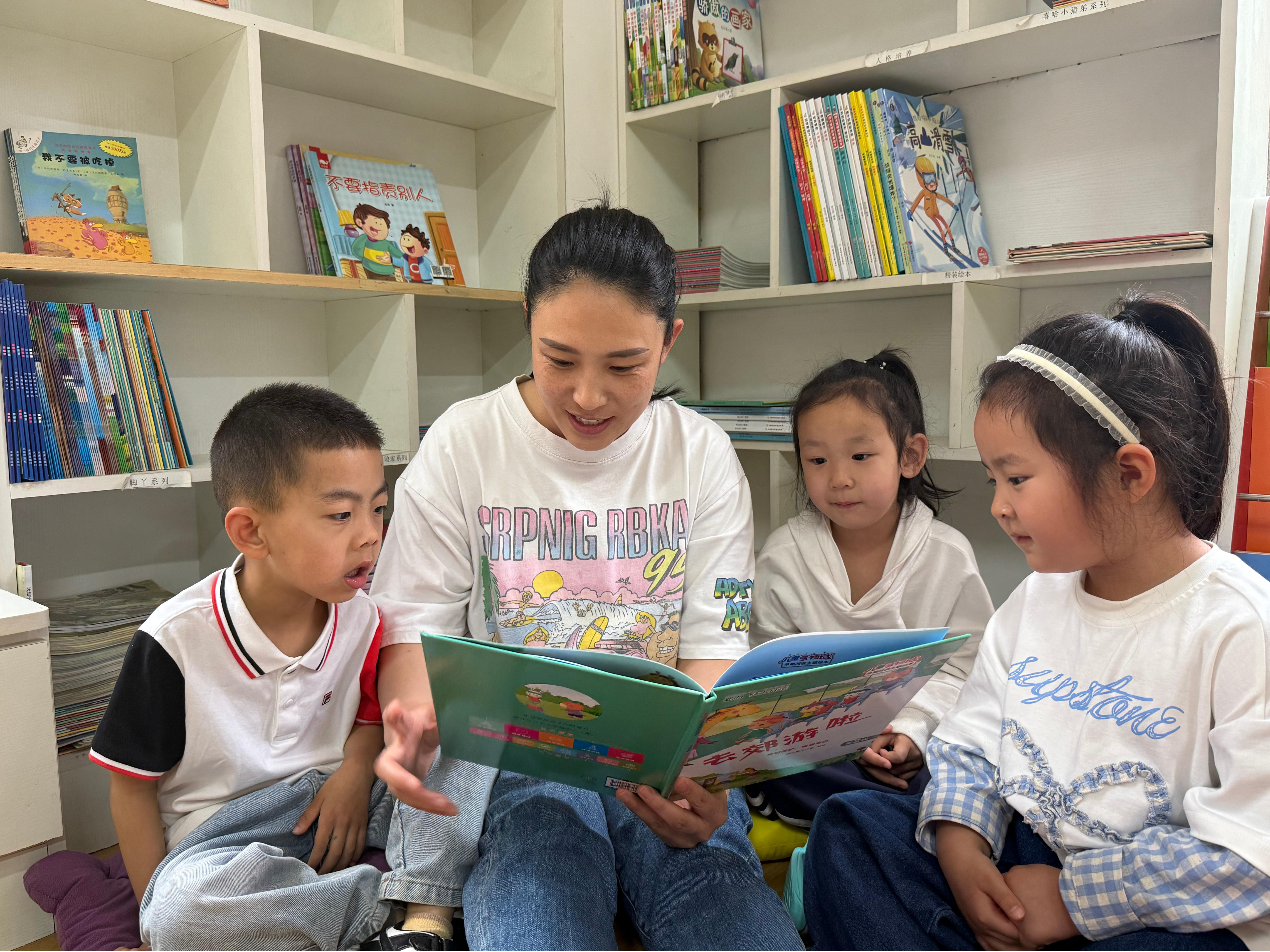 河北唐縣：閱讀潤心靈 書香促成長_fororder_唐縣第三幼兒園老師帶領孩子們一起閱讀