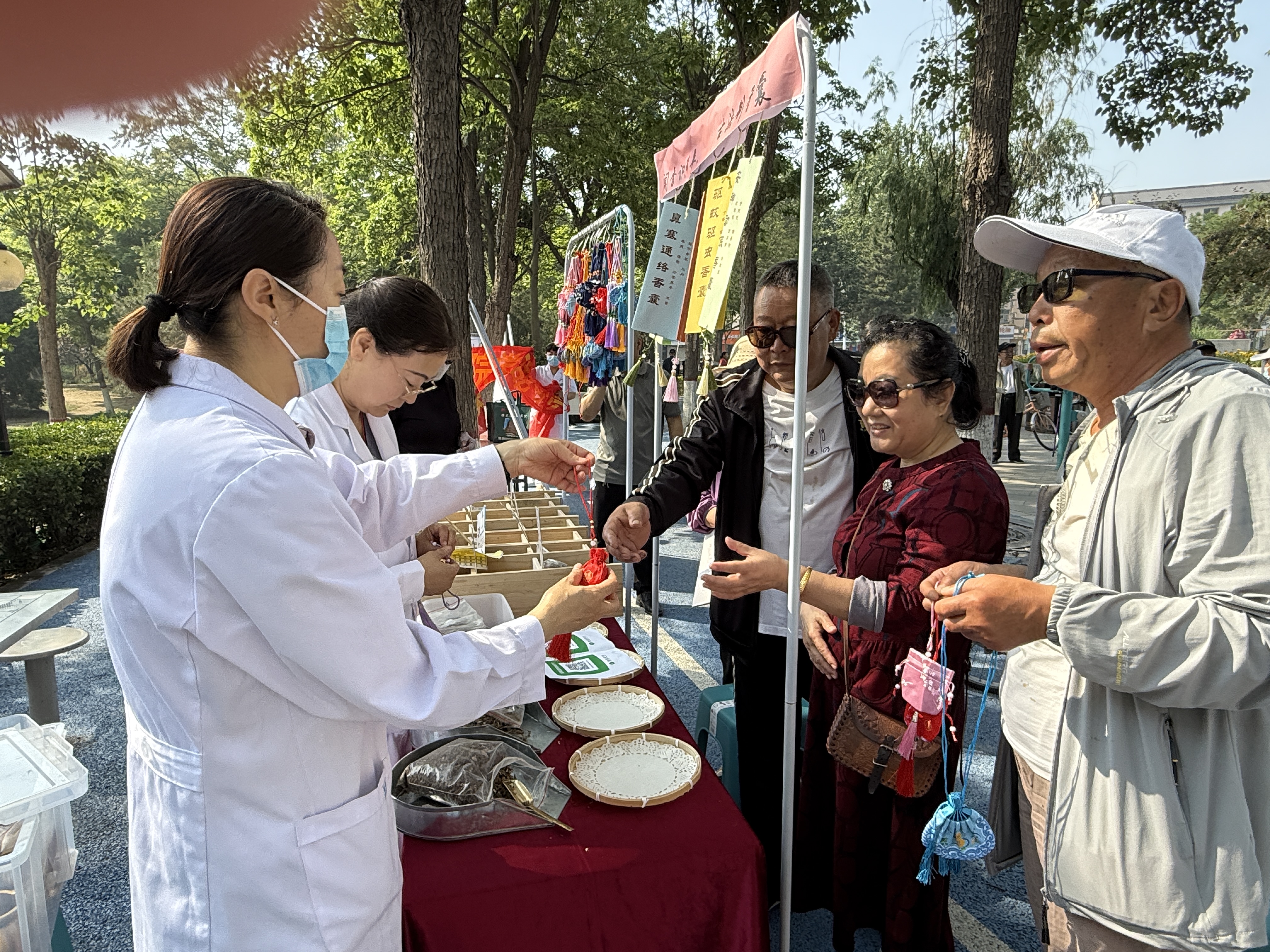 保定市蓮池區：傳承千年智慧 守護群眾健康_fororder_圖片四：工作人員為市民發放中藥香囊。（李岩攝）