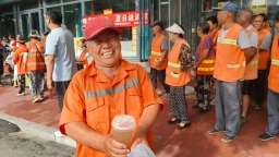 河北唐縣：情係環衛工 夏日送清涼
