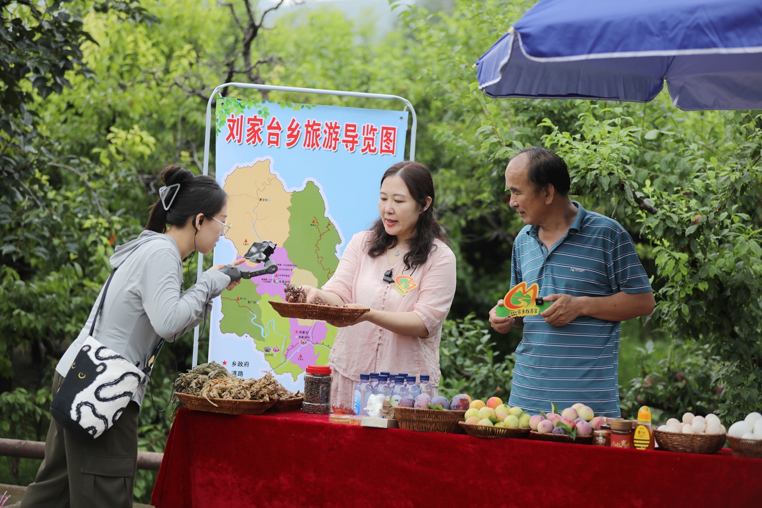 保定市滿城區：融媒助農直播 農特優品“出圈”_fororder_助農直播 攝影 張麗雙