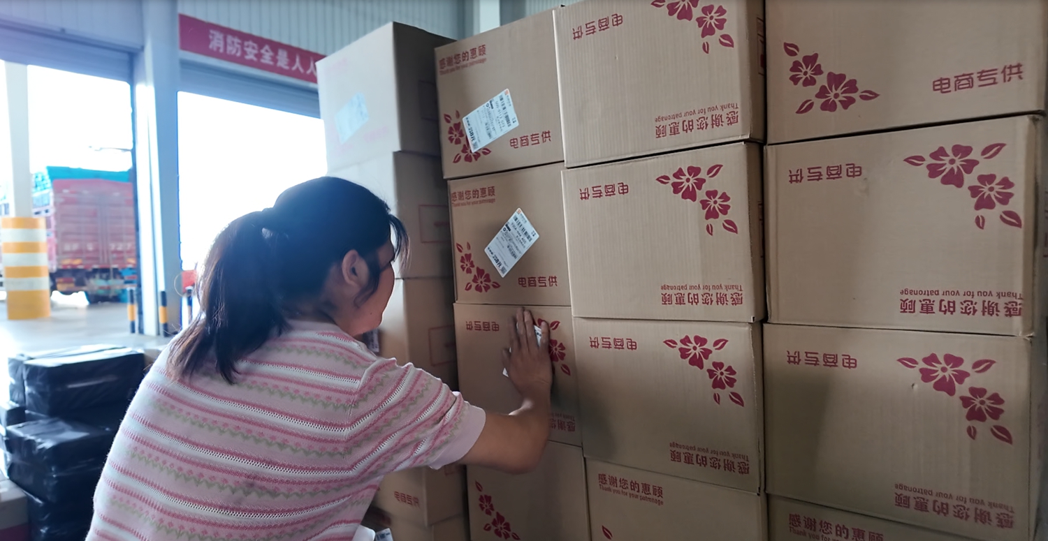 圖片默認標題_fororder_打包貼簽即將發貨的産品 攝影 田嘉成