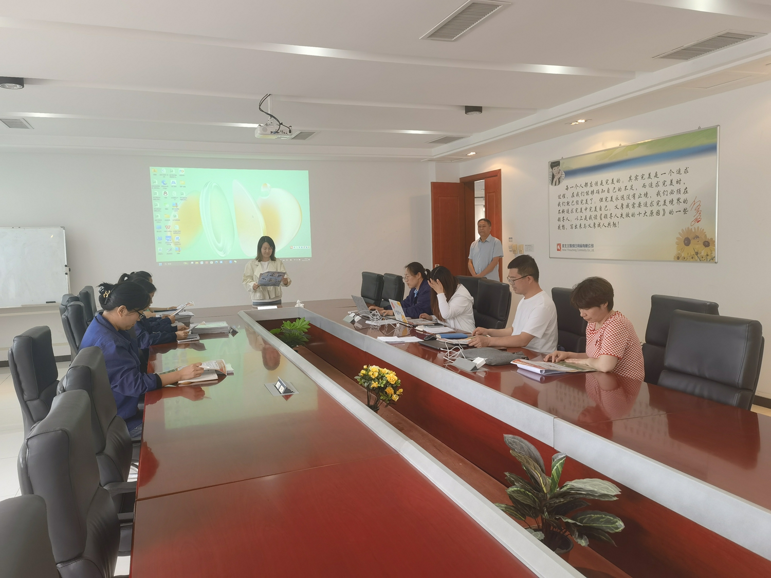 保定市滿城區：送法進企零距離 法護營商助發展_fororder_“送法進企”活動現場 攝影 龐凱立