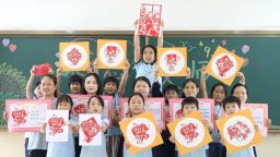 邯鄲肥鄉：剪紙獎狀“反向頒獎” 鄉村校園傳遞尊師情