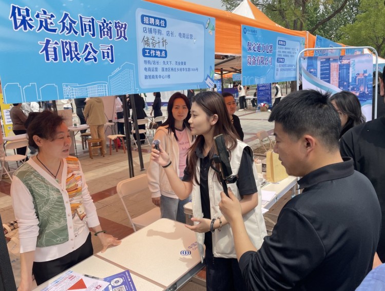 保定市蓮池區：校企對接促就業_fororder_圖片四：人社局聯合多家優質企業，以直播走崗的方式，開展線上活動。（齊旭東攝）