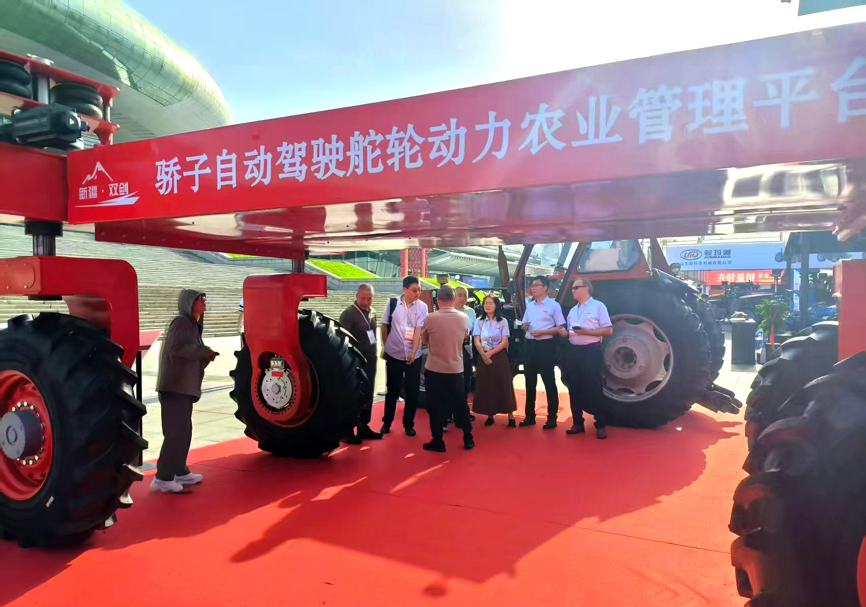 遵化農機“智”造亮相國際展會 國産設備開啟出海新征程​_fororder_第24屆新疆國際農業機械博覽會現場    遵化市委宣傳部供圖