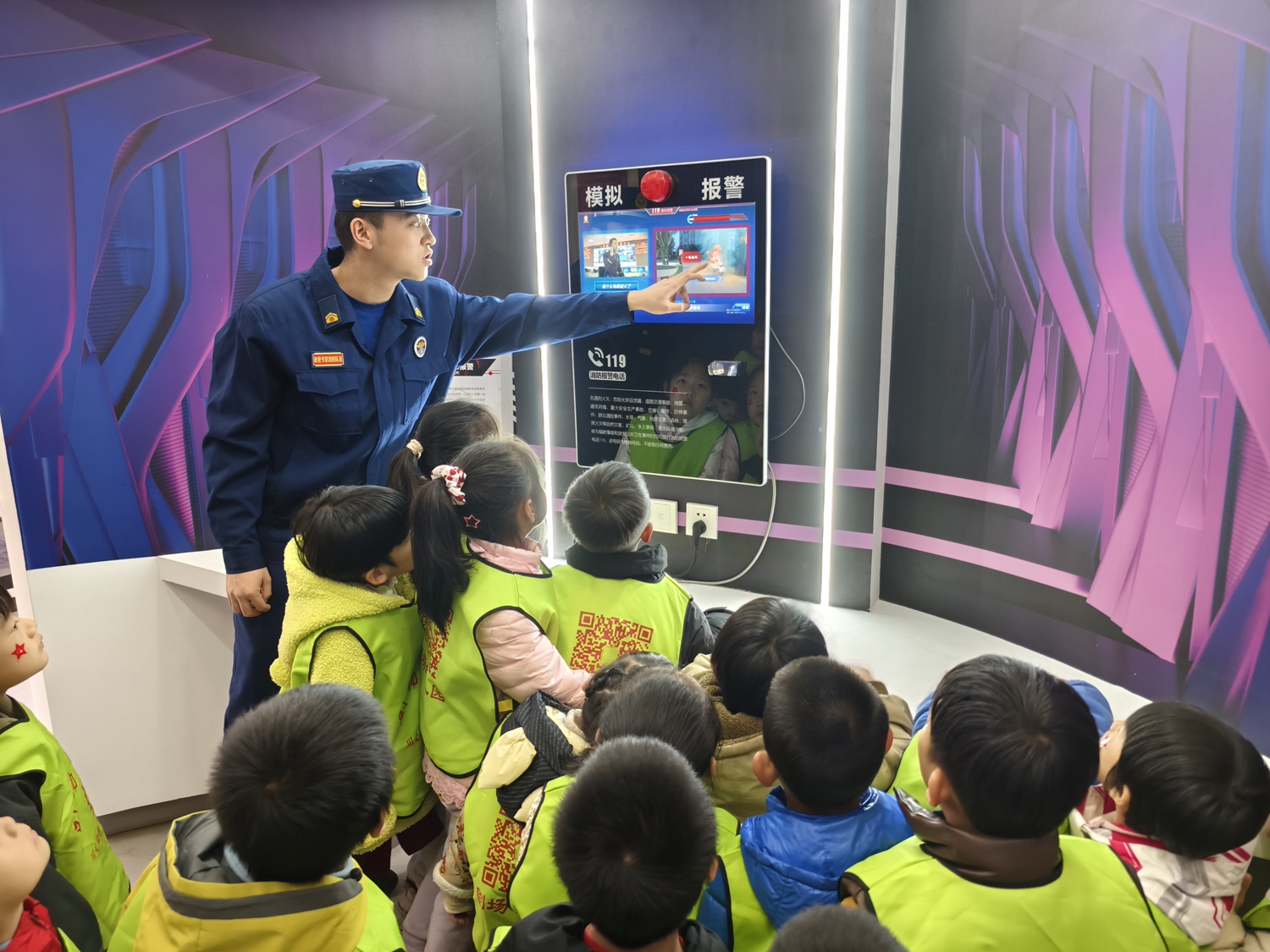 圖片默認標題_fororder_模擬火警報警現場 攝影 張芳