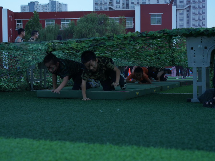 河北滄州：親子共築強軍夢 國防教育潤童心_fororder_圖片3
