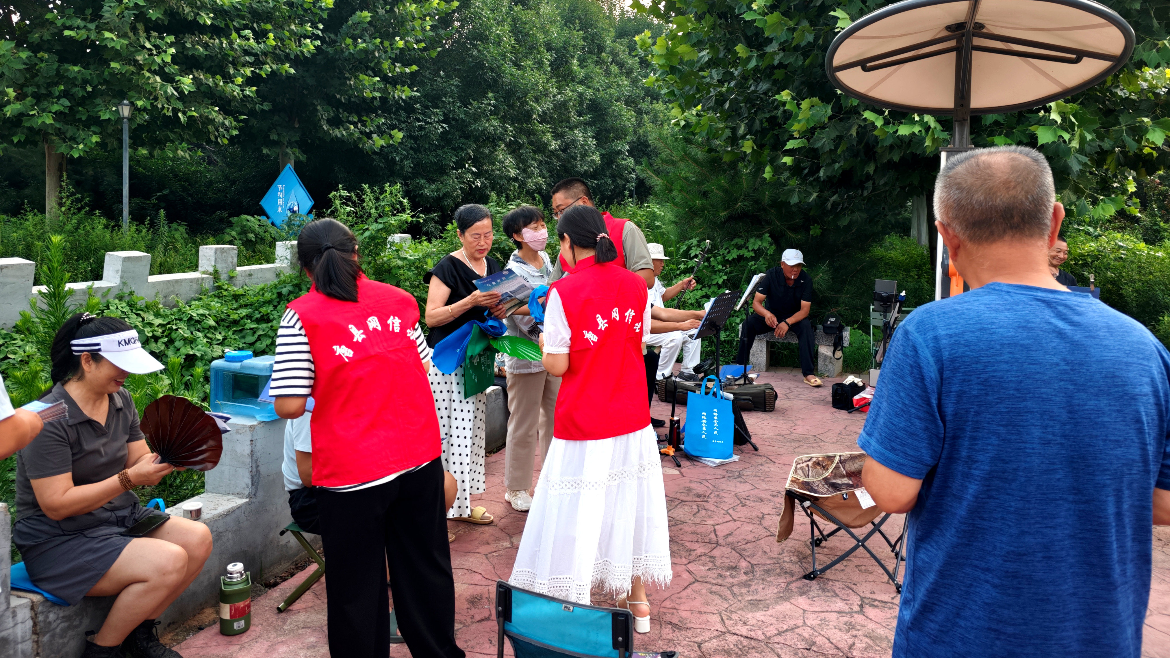 河北唐縣：開展“數智賦能 全民共享”主題宣傳進公園活動_fororder_工作人員發放宣傳資料和宣傳手袋 (2)