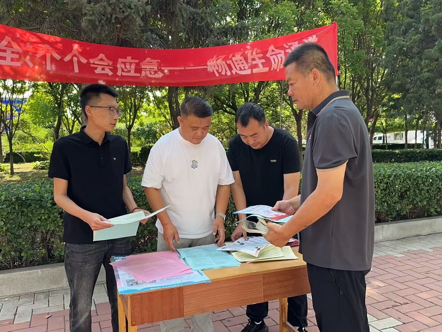 遵化市開展“安全生産月”諮詢日活動_fororder_工作人員正在向群眾講解應急知識。王凱麗攝