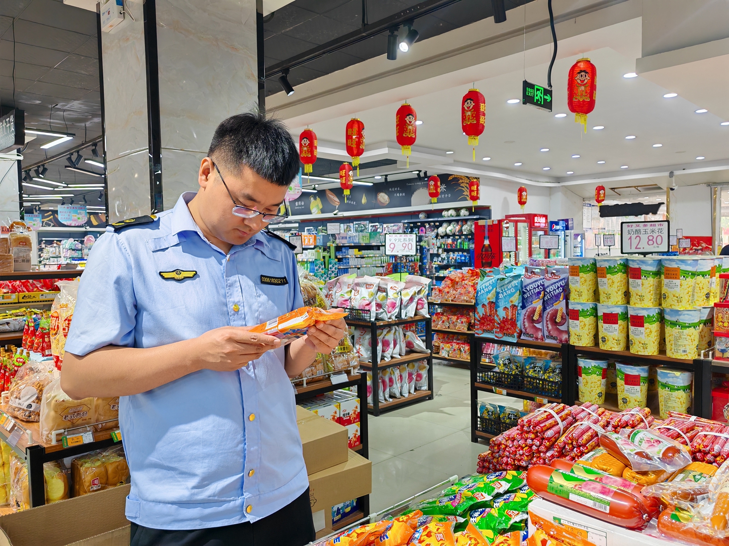 保定市滿城區開展端午節前食品安全專項檢查_fororder_執法人員查看食品生産保質日期 攝影 劉鑫宇