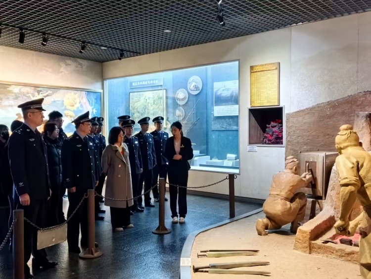 探尋開灤精神足跡，踐行兩會使命擔當：唐山邊檢站與海港六中開展聯合黨日活動_fororder_微信圖片_20250319145312