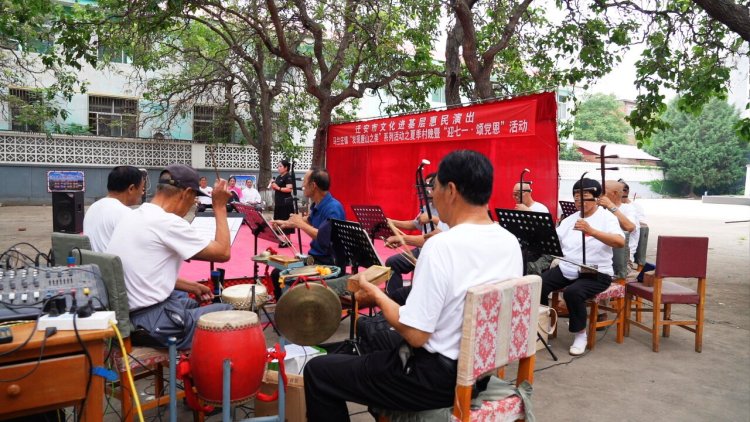 河北遷安:“紅色戲曲” 頌黨恩 唱響愛黨愛國主旋律_fororder_遷安市馬蘭莊鎮戲曲愛好者為群眾進行戲曲演出。賈玉光 攝.JPG