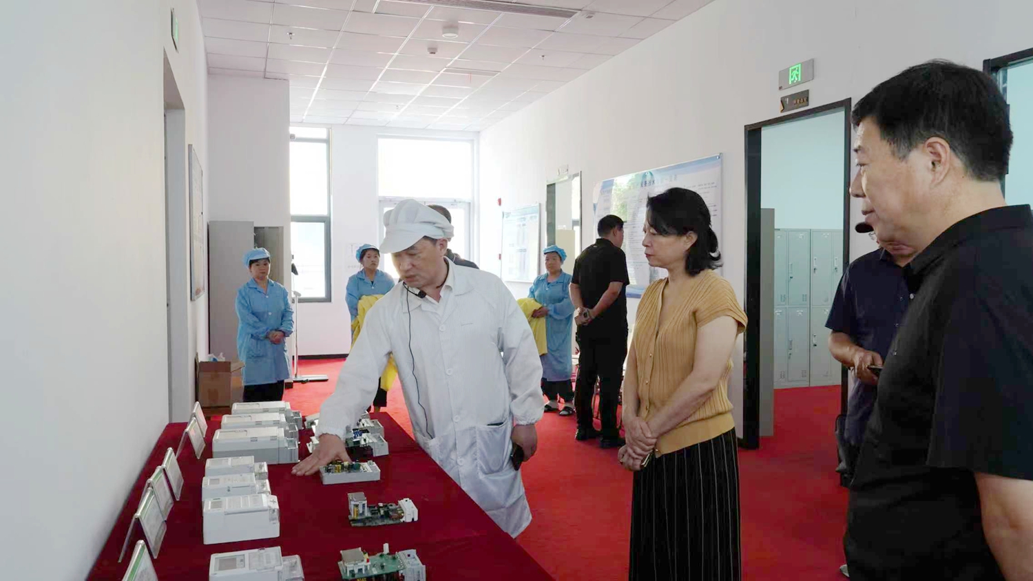 圖片默認標題_fororder_現場向與會人員介紹講解 攝影 高澤濤