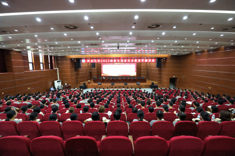 保定市蓮池區：國家安全進校園 全面築牢青春安全防線_fororder_圖片二：反詐志願者結合高校高發的各類詐騙案例，生動講解電信網絡詐騙的識別技巧和防範方法。（張萌攝）