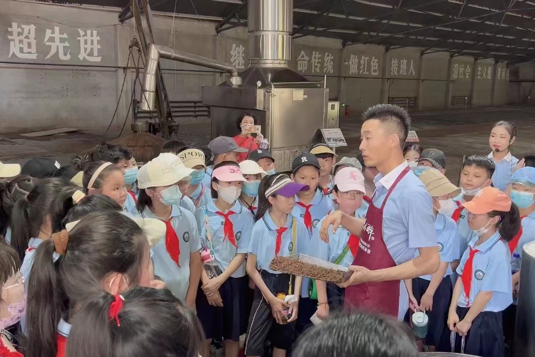 “國保單位”劉伶醉燒鍋遺址：赴一場跨越千年的文化之約_fororder_小學生遊覽劉伶醉燒鍋遺址。劉博攝