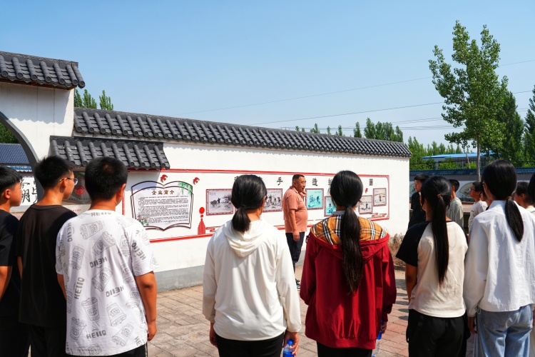 河北遷安：童心探非遺 遷紙傳薪火_fororder_近日，遷安市閻家店鎮完全小學學生正在參觀手工造紙工序流程。張澤慧攝