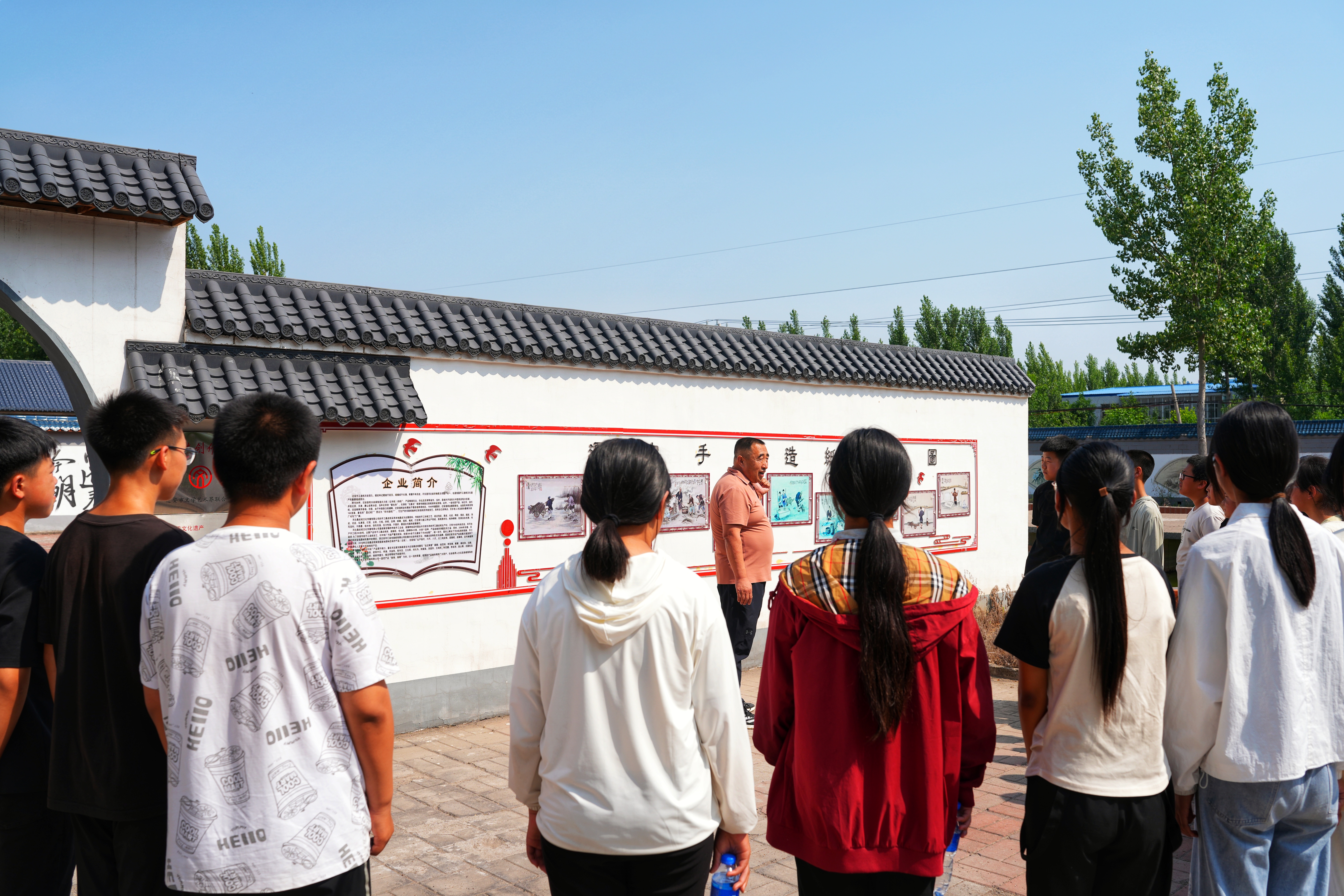河北遷安：童心探非遺 遷紙傳薪火_fororder_近日，遷安市閻家店鎮完全小學學生正在參觀手工造紙工序流程。張澤慧攝